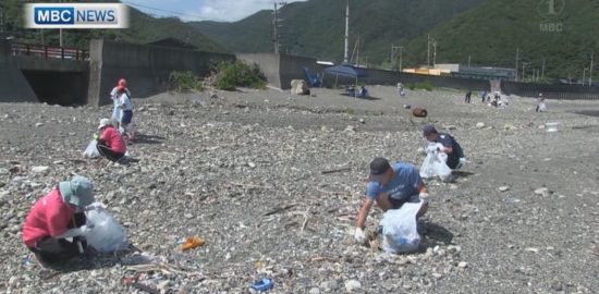 龍郷町の円小学校の児童らが海岸清掃